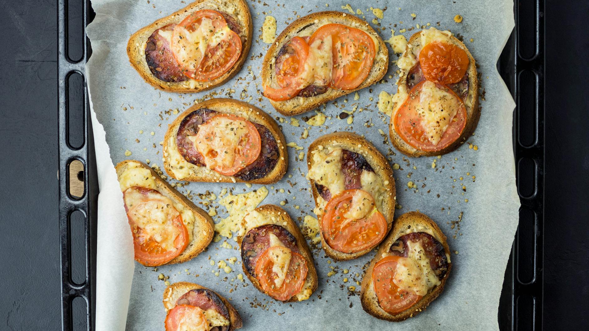 Gorące grzanki z pomidorami i serem na blasze prosto z piekarnika