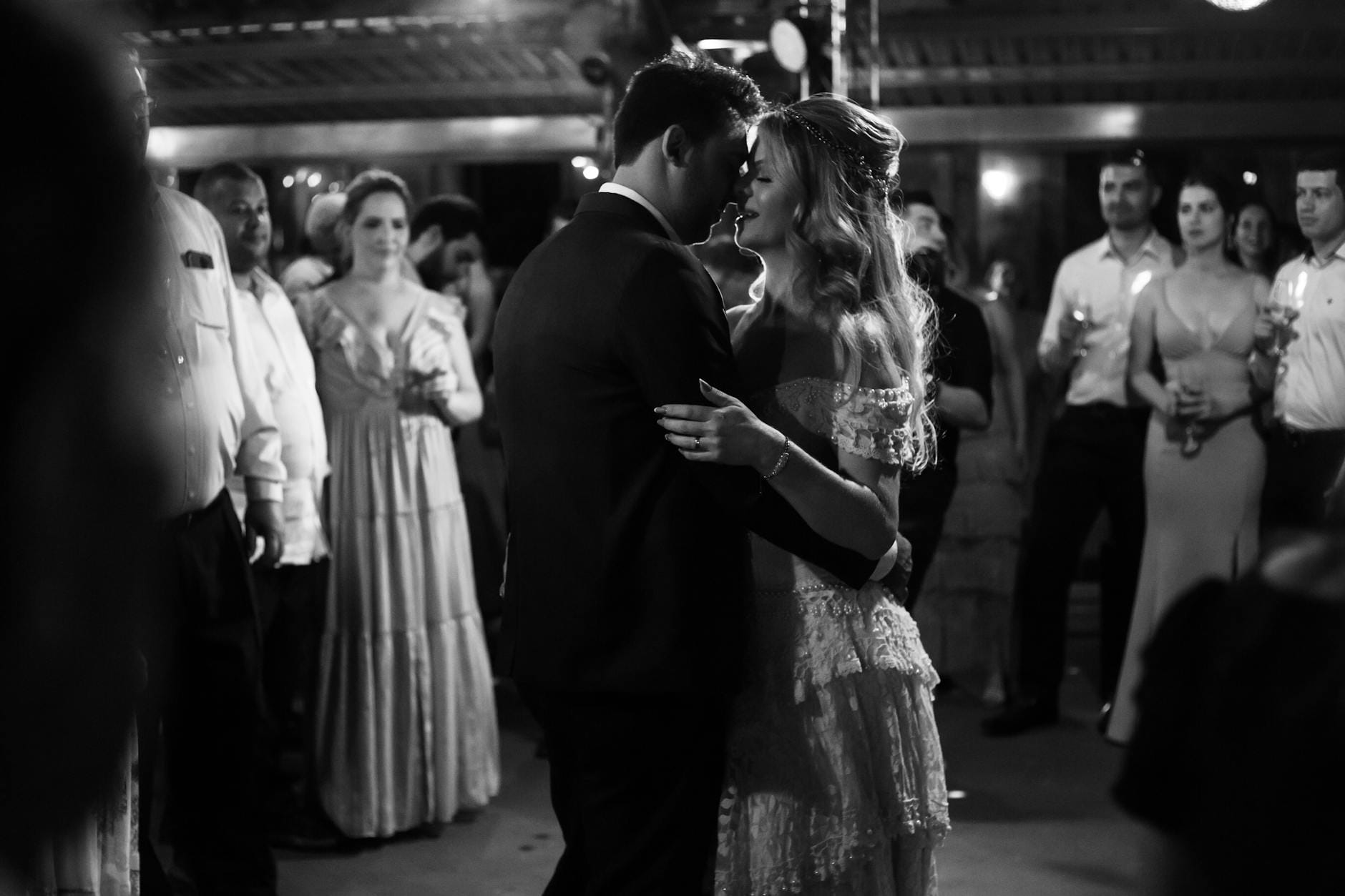 Para młoda w romantycznym pierwszym tańcu w czarno-białym kadrze