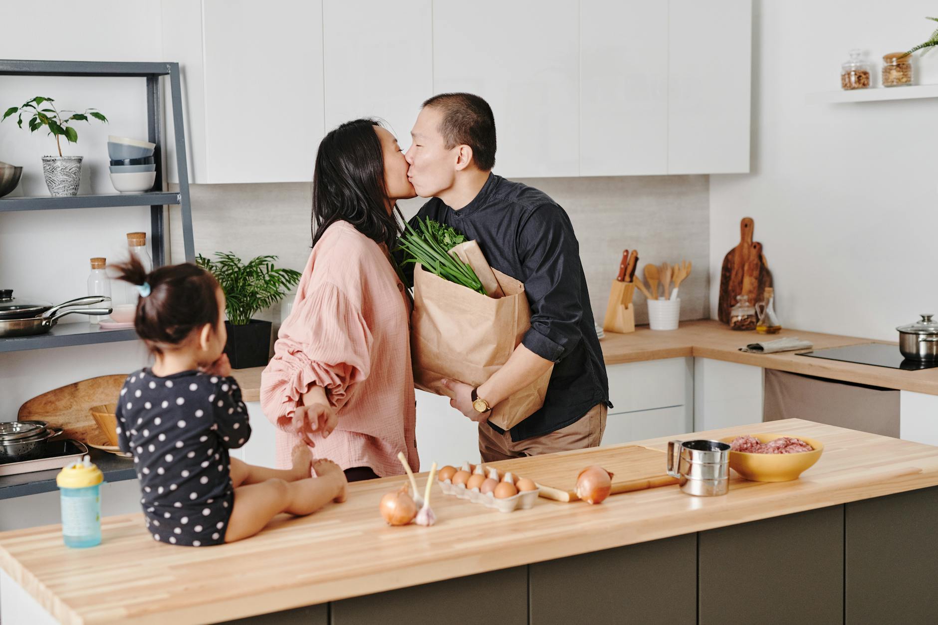 Planowanie posiłków dla całej rodziny: co ustalić w 10 minut, by tydzień działał Rodzina wspólnie gotuje obiad w nowoczesnej kuchni
