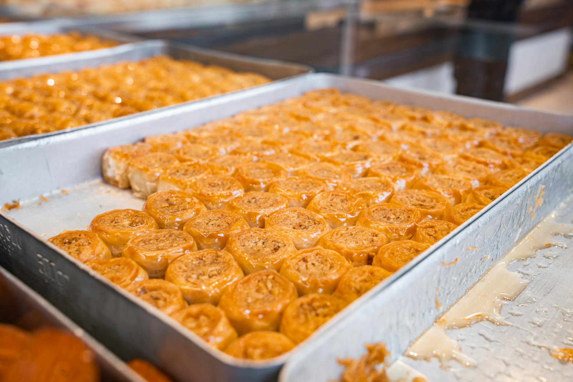 Blachy z chrupiącymi, złocistymi wypiekami w piekarni