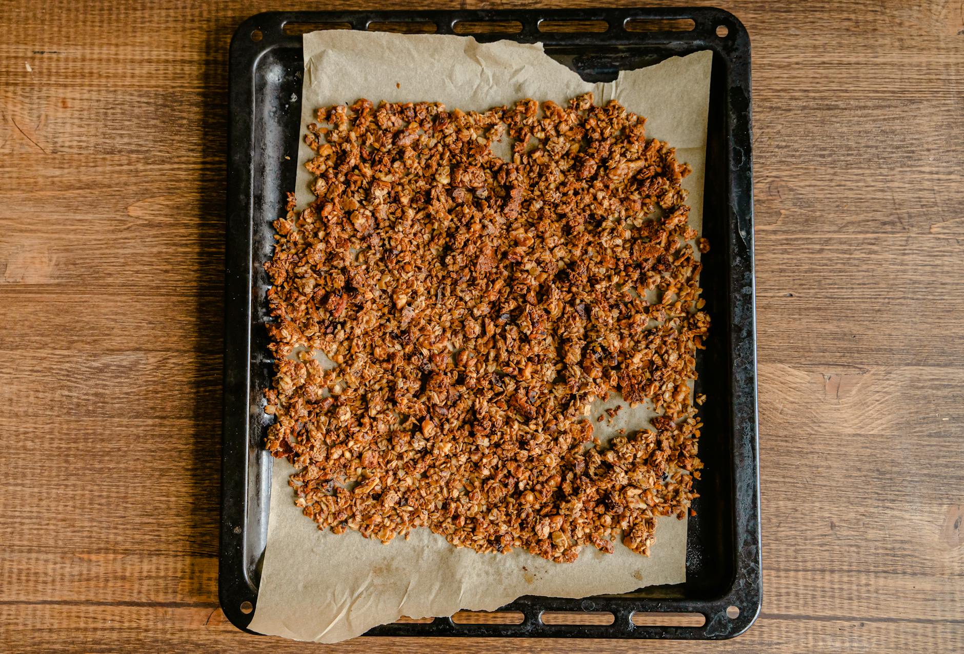 Domowa granola studząca się na blasze wyłożonej papierem do pieczenia