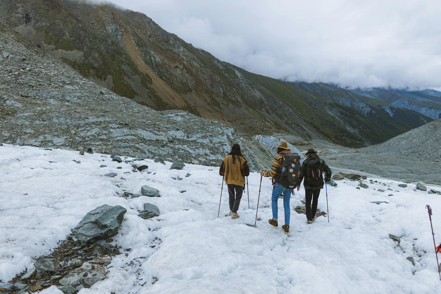 Najpiękniejsze szlaki trekkingowe w Azji Południowo-Wschodniej – praktyczny przewodnik dla podróżników Turyści idą zimą po ośnieżonym górskim szlaku