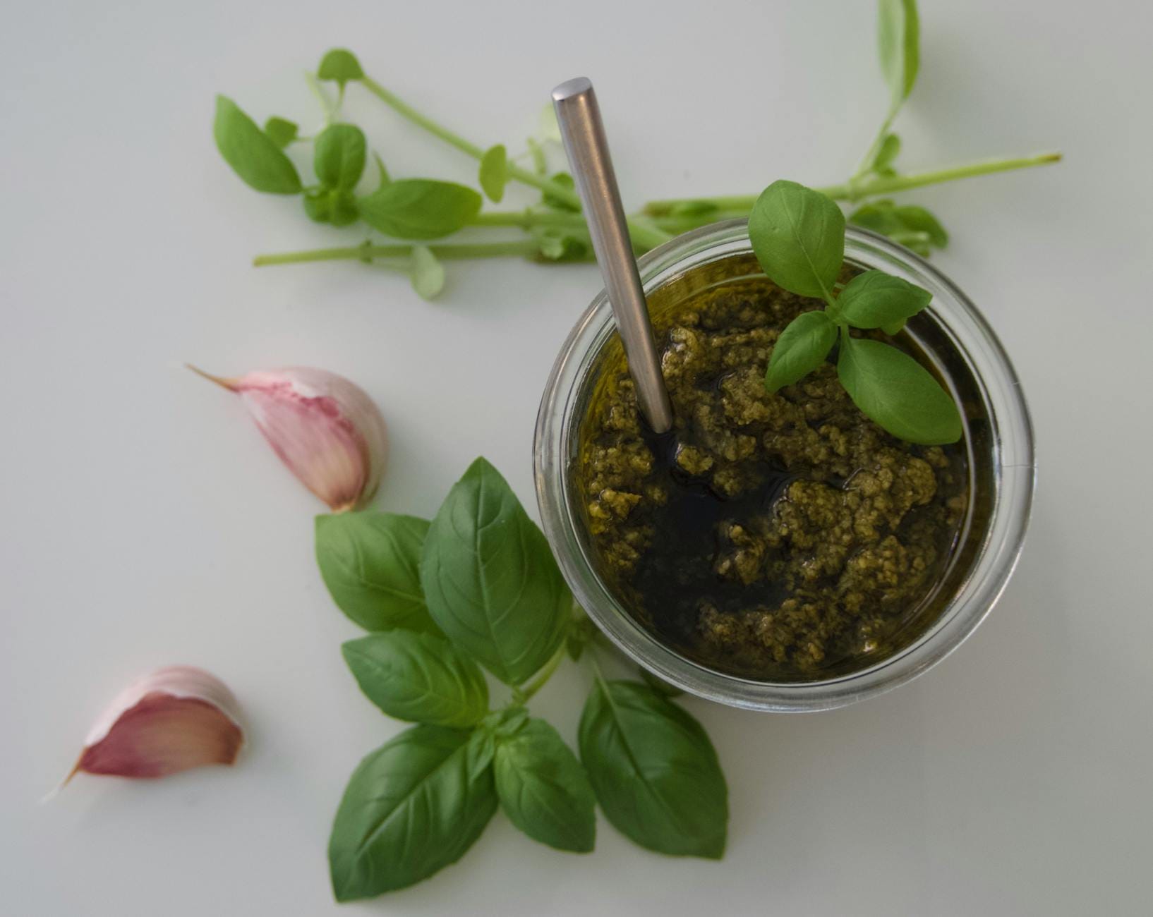 Domowe pesto bazyliowe z czosnkiem widziane z góry