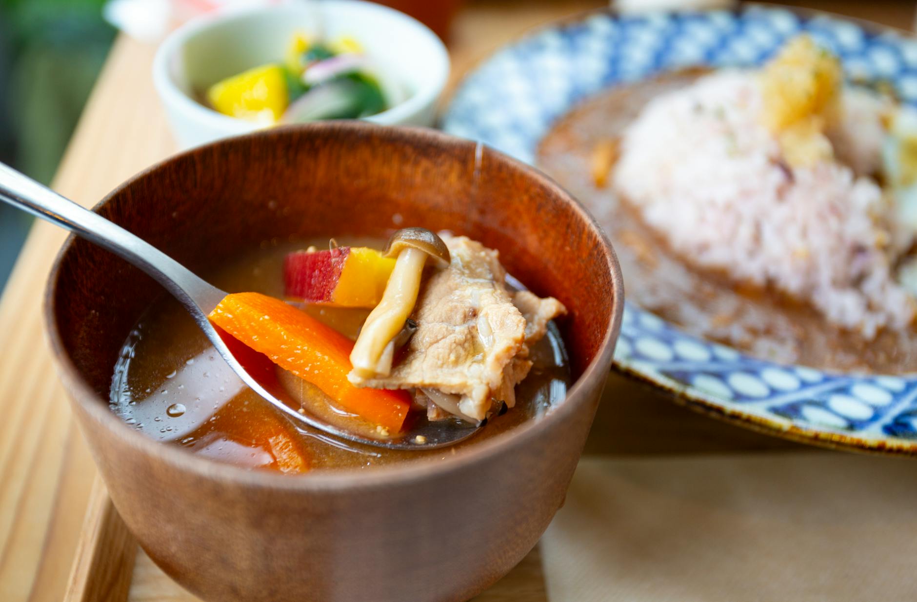 Japońska zupa z warzywami i ryżem curry podana w przytulnej restauracji