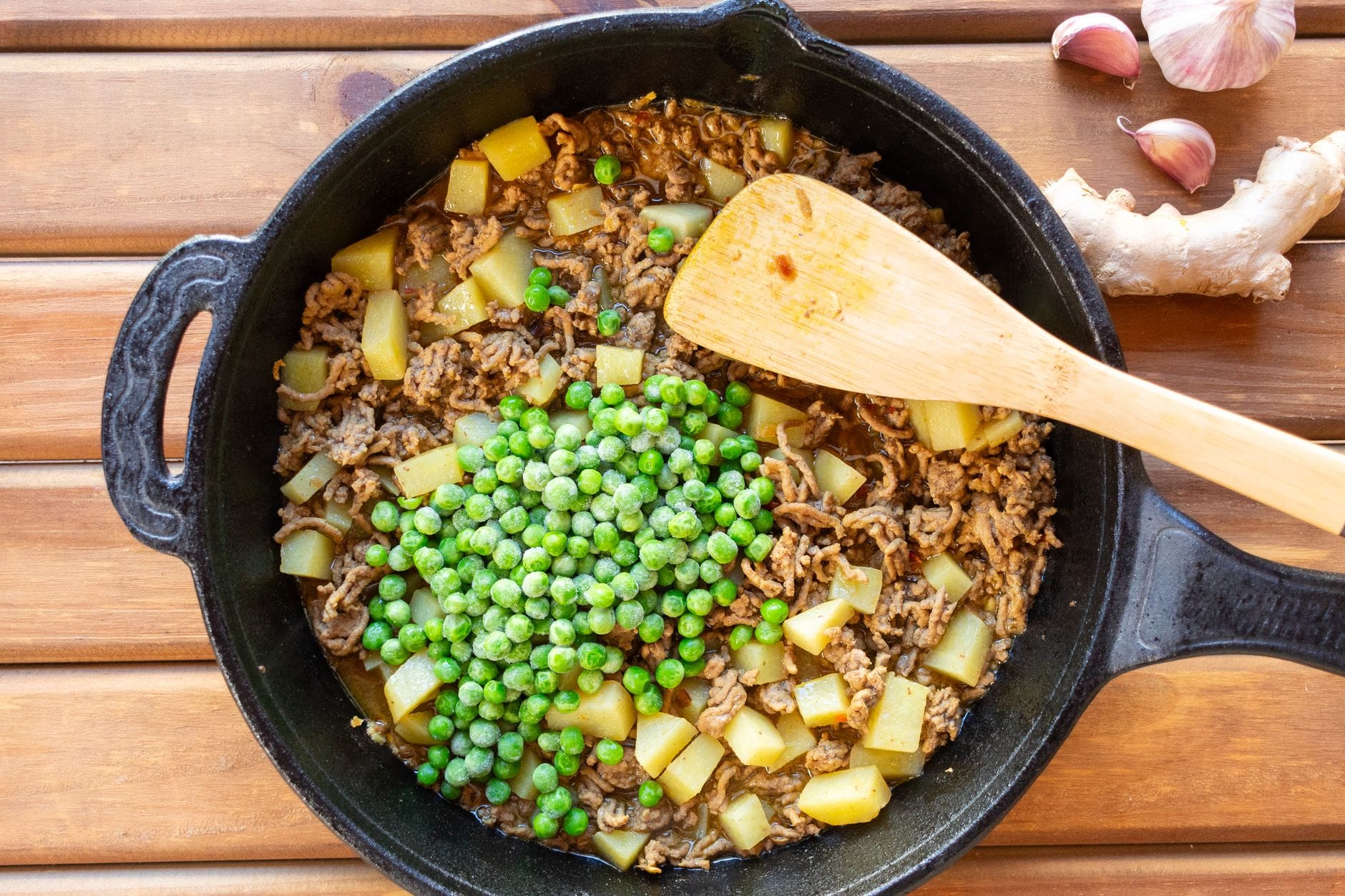 Patelnia z wołowiną, groszkiem i ziemniakami na kolację