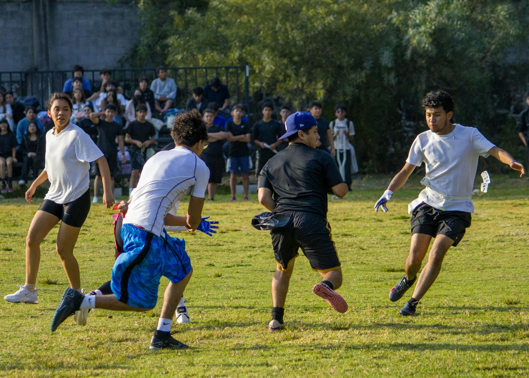 Studenci grający energicznie w sport na świeżym powietrzu na uczelni