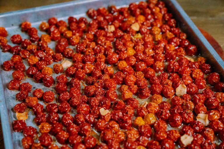 Pieczone pomidorki koktajlowe z ziołami na blasze do pieczenia
